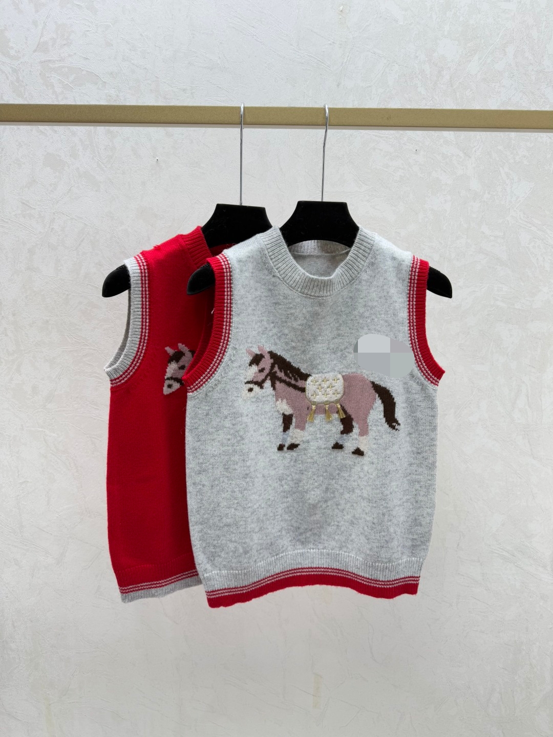 10005 2026 Spring Summer Brand SAme Style Sweater Red Sleeveless Crew Neck Fashion Womens Clothes High Quality Womens fa