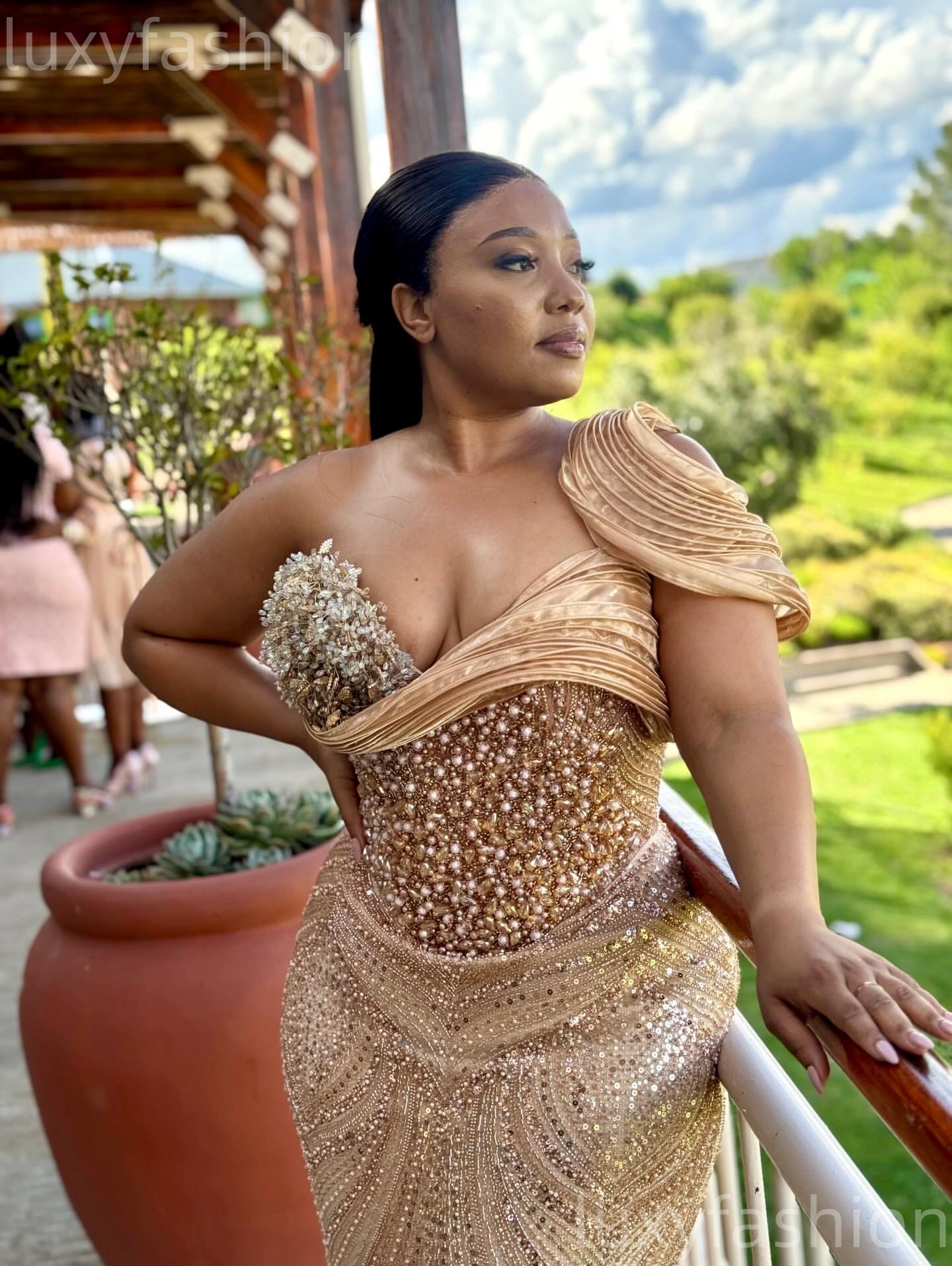 2026 Champagne Sheath Prom Dresses One Shoulder Beaded Crystals Sequined Evening Formal Party Second Birthday Engagement Gowns Dress For Special Occas