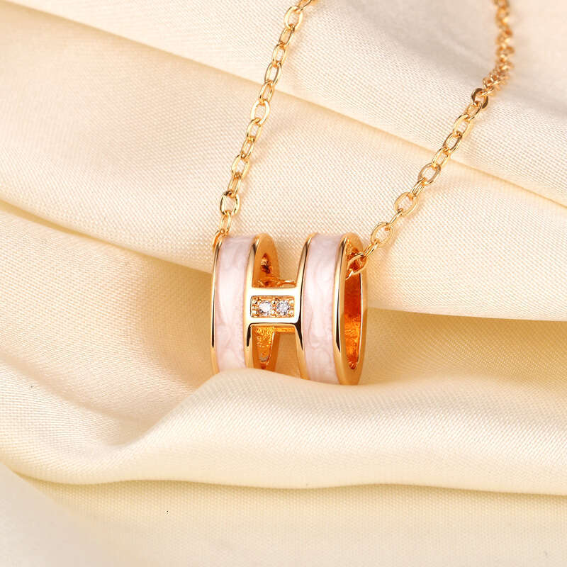 TikTok Gold-Plated Exquisite White Mother-of-Pearl H Necklace for Women, Niche Minimalist Style, Ins High-End Sense, Elegant Internet Celebrity Clavic