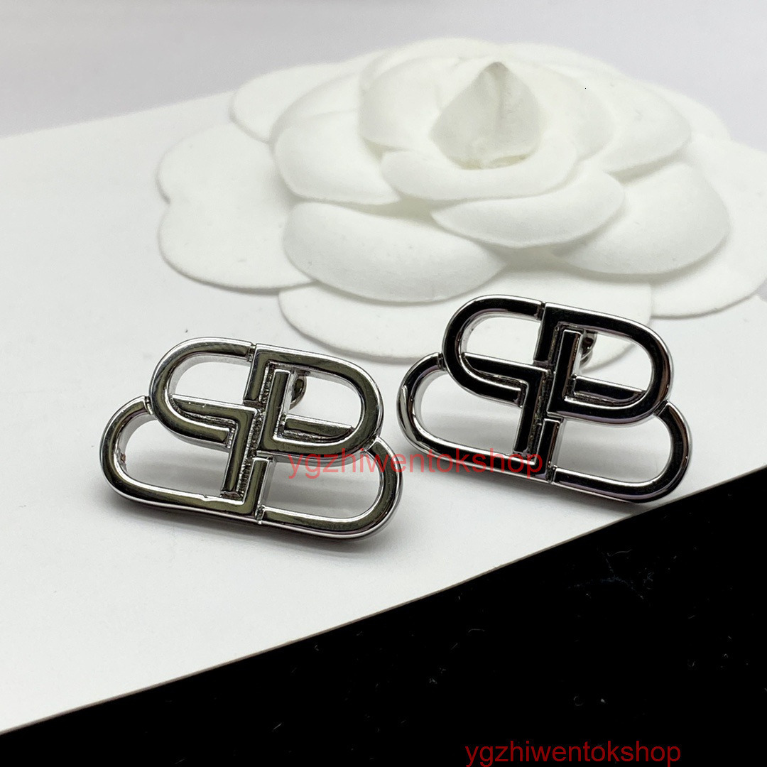 jewelry designer bb earrings B Double Letter Smooth Surface silver Earrings for Women French Simple Niche Silver Needle EC6U