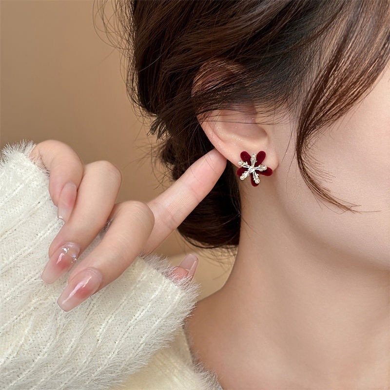 Silver needle red flocked zircon flower pearl earrings, autumn and winter vintage earrings, light luxury high-end niche earrings for women