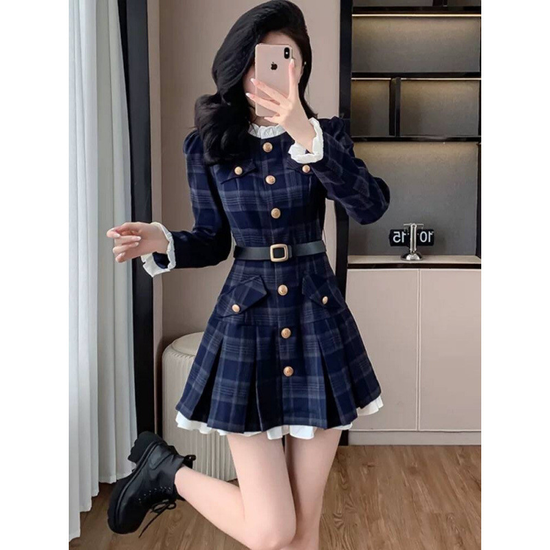 A Stylish And Elegant Long-sleeved Dress With A Fitted Waist And A Chic Golden Buckle Pattern, Designed With Vintage And High-end Elements.