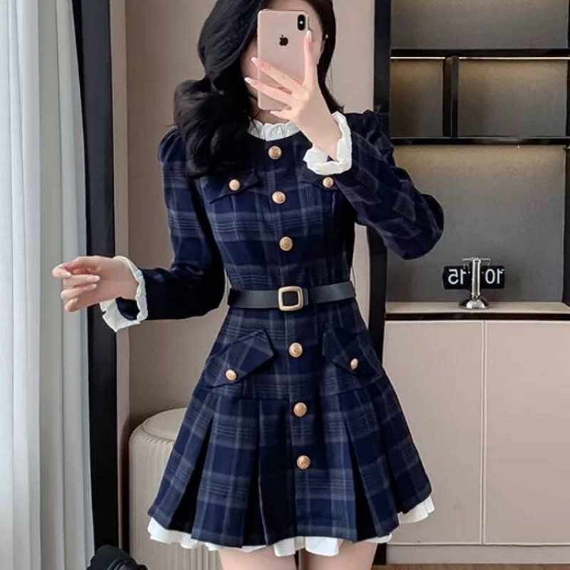 A Stylish And Elegant Long-sleeved Dress With A Fitted Waist And A Chic Golden Buckle Pattern, Designed With Vintage And High-end Elements.