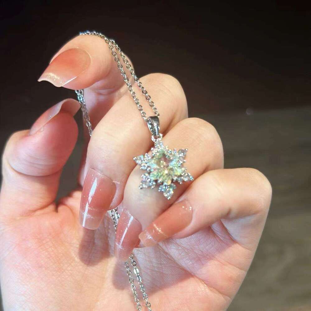 Sparkling Heart Exquisite Christmas Snowflake Ultra-Shiny Micro-Inlaid Necklace for Women Light Luxury Starry Sky Explosive Sparkle High-End Clavicle 