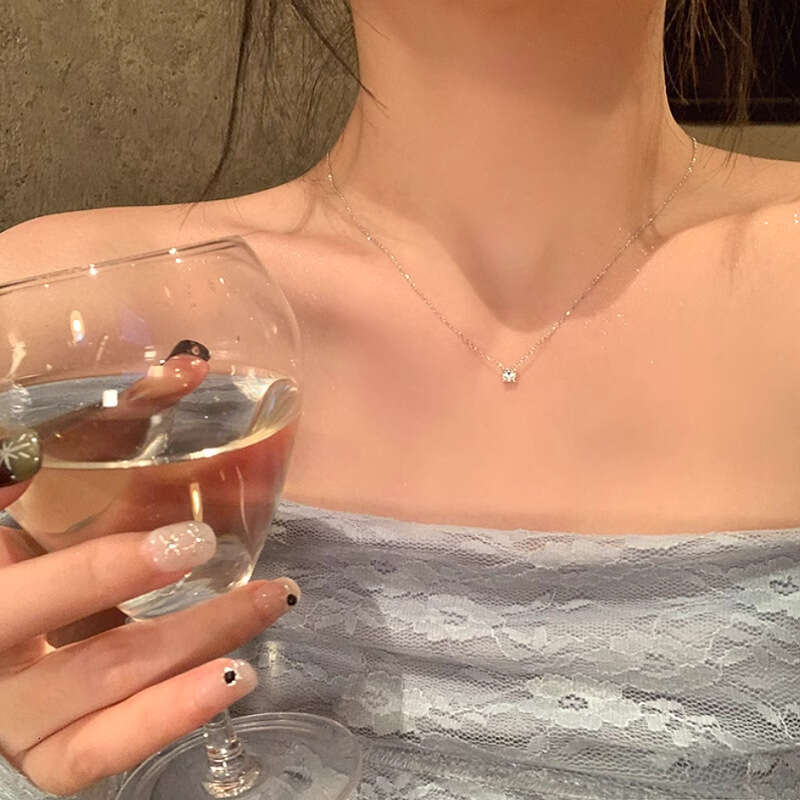 BM Sparkling Cross Necklace Accessory for Women Layered Nose Diamond Clavicle Chain Light Luxury Niche Style Choker Jewelry