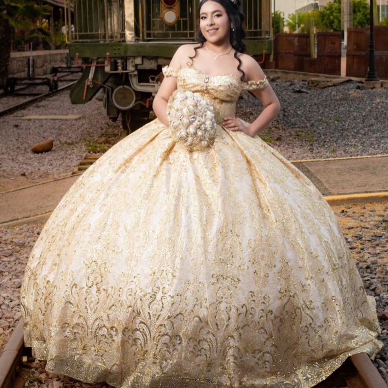 Champagne Shiny Quinceanera Dresses Off Shoulder Ball Gown Sweet 16 Dress Applique Lace Beading Crystal Tull Birthday Party Vestidos 15 De Anos