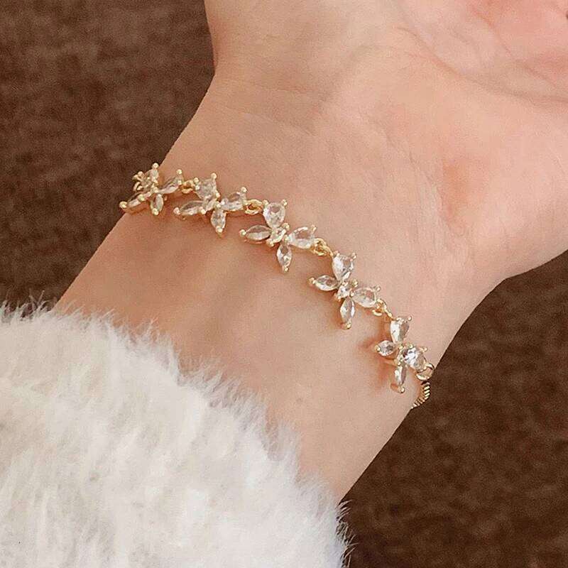 Tibetan Silver Zircon Minimalist Butterfly Charm Bracelets for Women Cute Fashion Jewelry Light Luxury Accessories