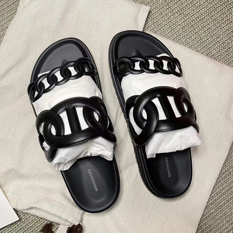 Hot new free shipping slippers for womens flat slippers white black Fashionable and versatile flat bottomed oversized beach sandals for outerwear