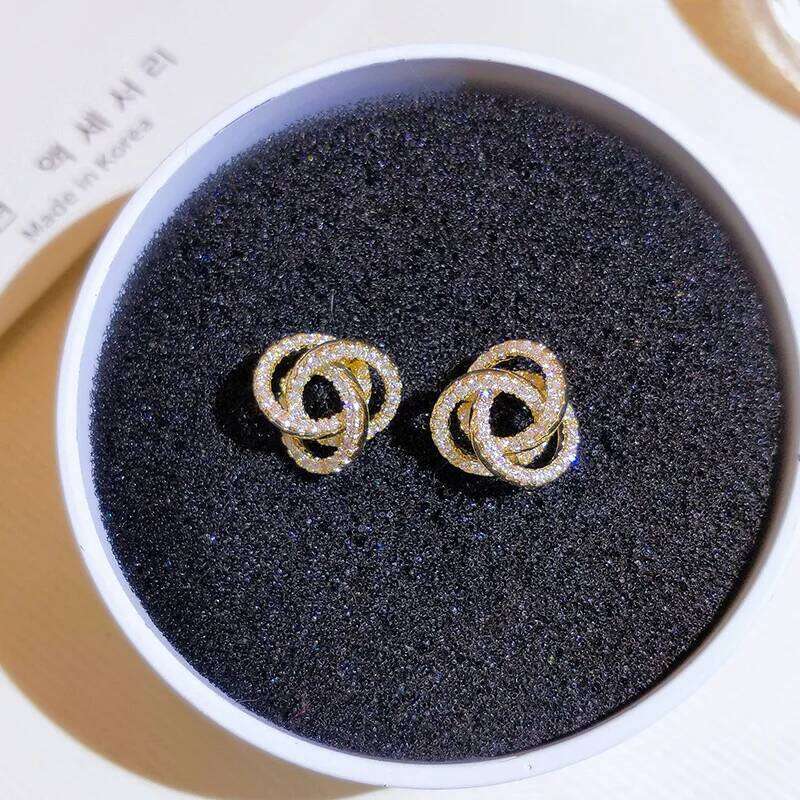 Exquisite and Small 18K Gold Camellia Series Women's French Romantic Fairy Earrings