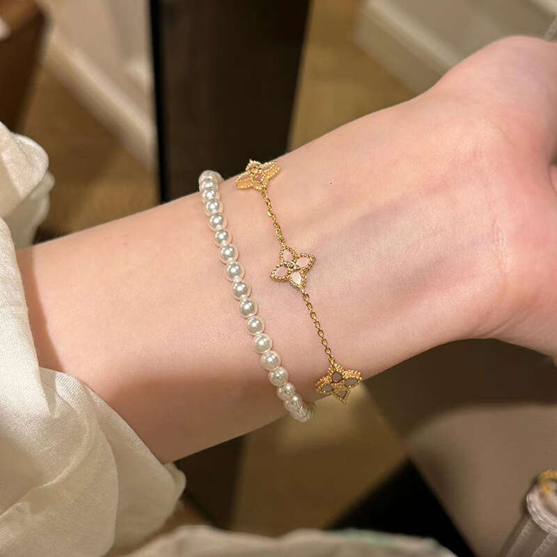 Four Pointed Star Pattern Bracelet Designer Bracelet Featuring Handcrafted Mother-of-Pearl Floral Motifs Exquisite Women's Jewelry