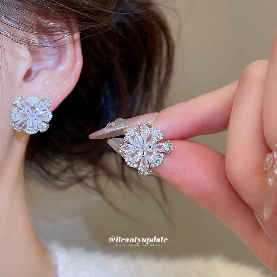 Silver needle cold wind zircon flower earrings, simple and fashionable, suitable for daily commuting, versatile earrings, light luxury and high-end ea