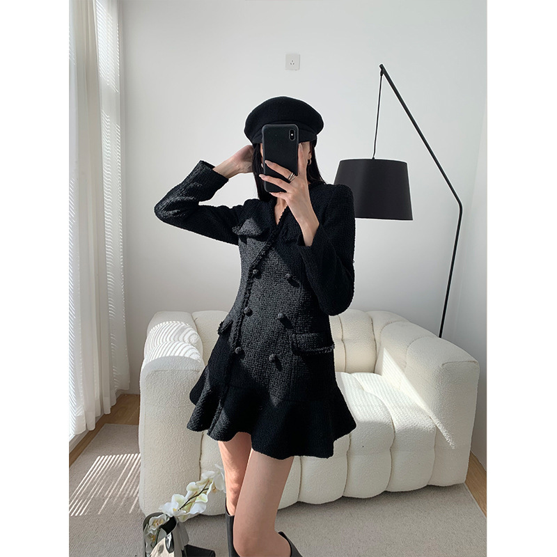 Urban Lady's Ensemble In The Style Of Audrey Hepburn - Classic Black Elegant Dress For Work Occasions V-neck Long-sleeved Short Skirt For Ladies