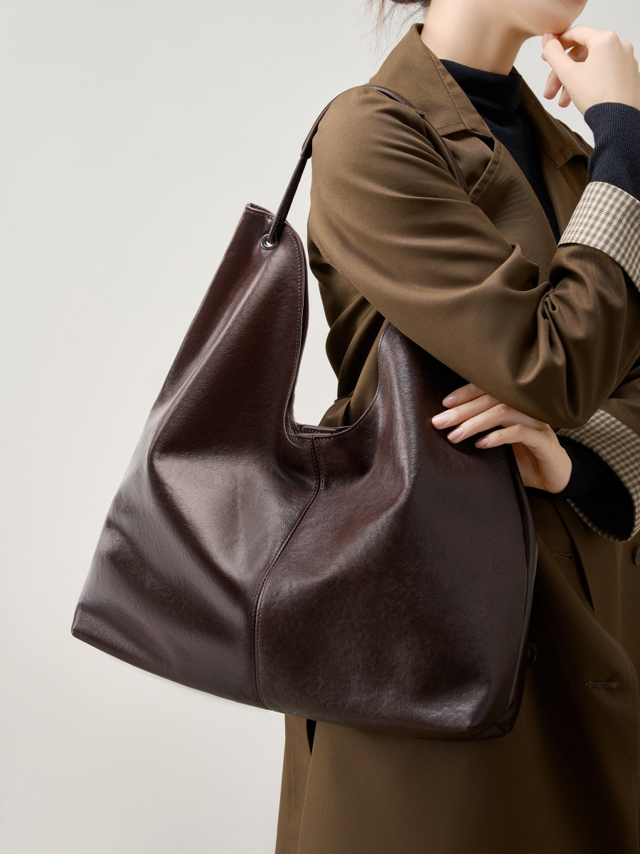 2026 New Style Vegetable-Tanned Cowhide Popular Large-Capacity Quality Tote Bag, Versatile Shoulder Bag for School, Underarm Commuter Bag, Laptop Bag