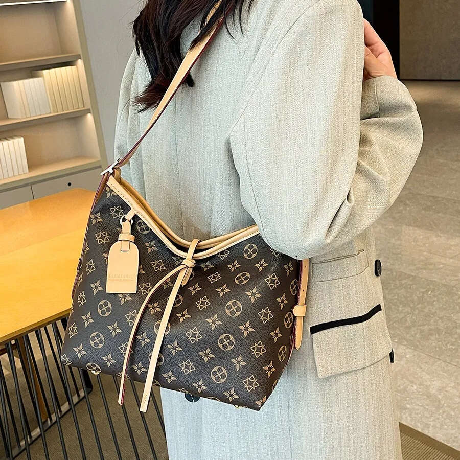 Single-shoulder armpit large capacity women's new temperament one-shoulder commuting crossbody printed tote trendy bag Niche design sense vintage