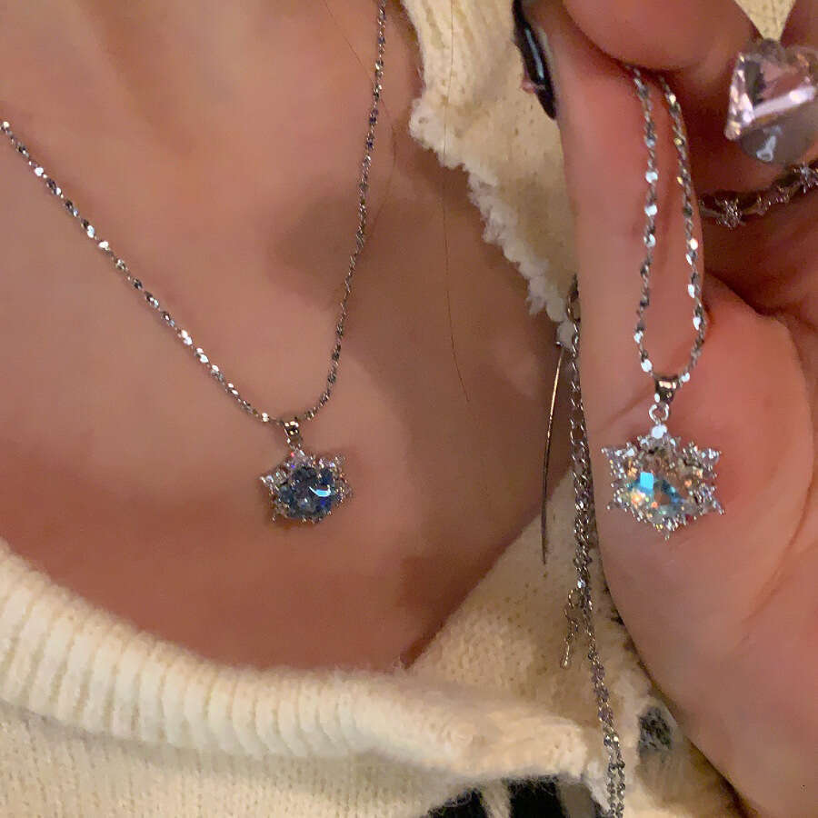 Sparkling Heart Exquisite Christmas Snowflake Ultra-Shiny Micro-Inlaid Necklace for Women Light Luxury Starry Sky Explosive Sparkle High-End Clavicle 