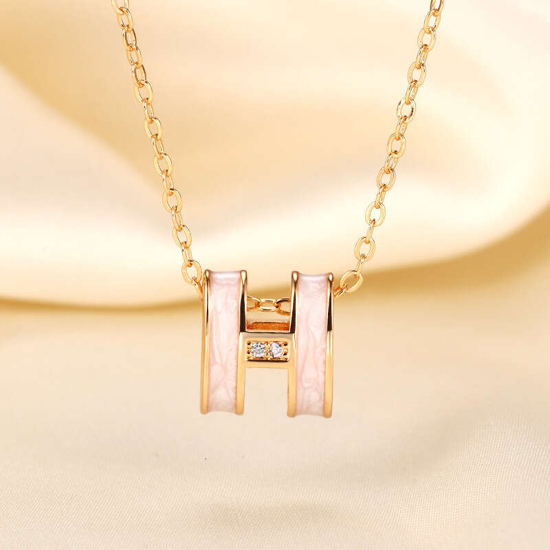 TikTok Gold-Plated Exquisite White Mother-of-Pearl H Necklace for Women, Niche Minimalist Style, Ins High-End Sense, Elegant Internet Celebrity Clavic