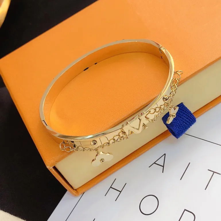 Designer Bangles Bangle Luxury Charm Bracelets Women Pendant Letter Jewelry 18k Gold Plated Wristband Cuff Fashion Accessories