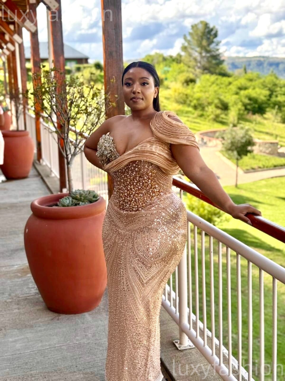 2026 Champagne Sheath Prom Dresses One Shoulder Beaded Crystals Sequined Evening Formal Party Second Birthday Engagement Gowns Dress For Special Occas