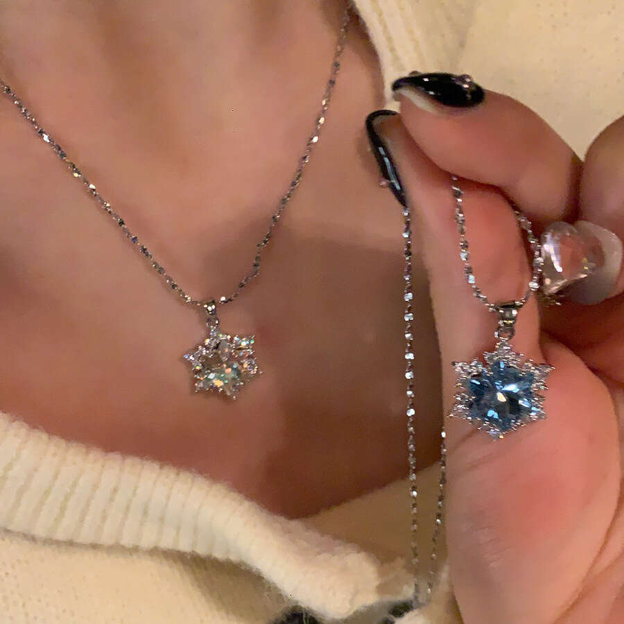 Sparkling Heart Exquisite Christmas Snowflake Ultra-Shiny Micro-Inlaid Necklace for Women Light Luxury Starry Sky Explosive Sparkle High-End Clavicle 