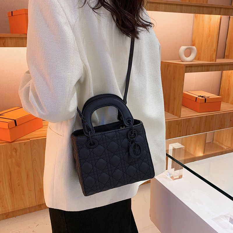 Women's Bag 2026 New Matte Princess Diana Bag Single Shoulder Handbag Fashion Crossbody Bag High-end Luxury Genuine Leather Women's Bag