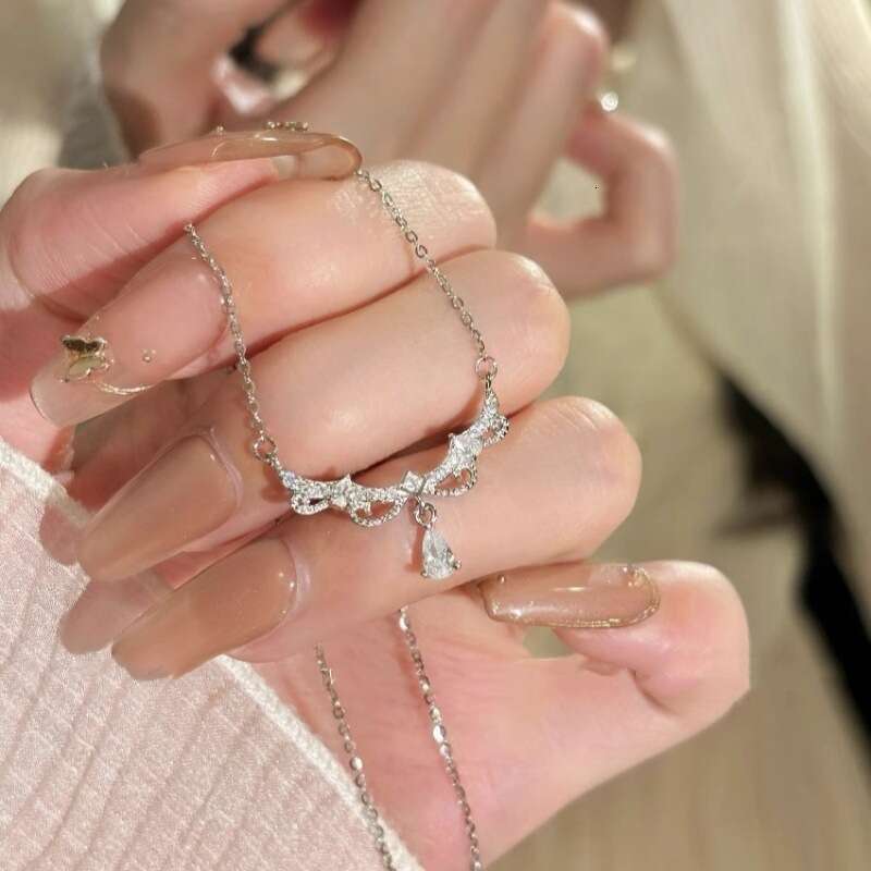 Princess Necklace for Women, Exquisite Light Luxury, Niche High-End Feel, Lace Edge, Super Sparkling Zircon Pendant, Elegant Collarbone Chain