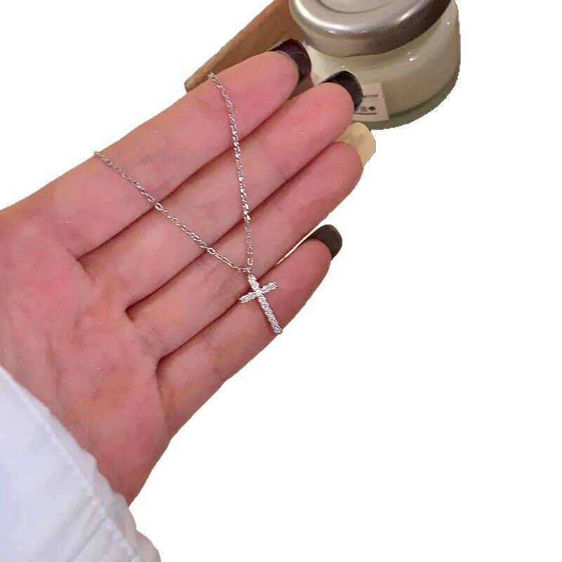 BM Sparkling Cross Necklace Accessory for Women Layered Nose Diamond Clavicle Chain Light Luxury Niche Style Choker Jewelry