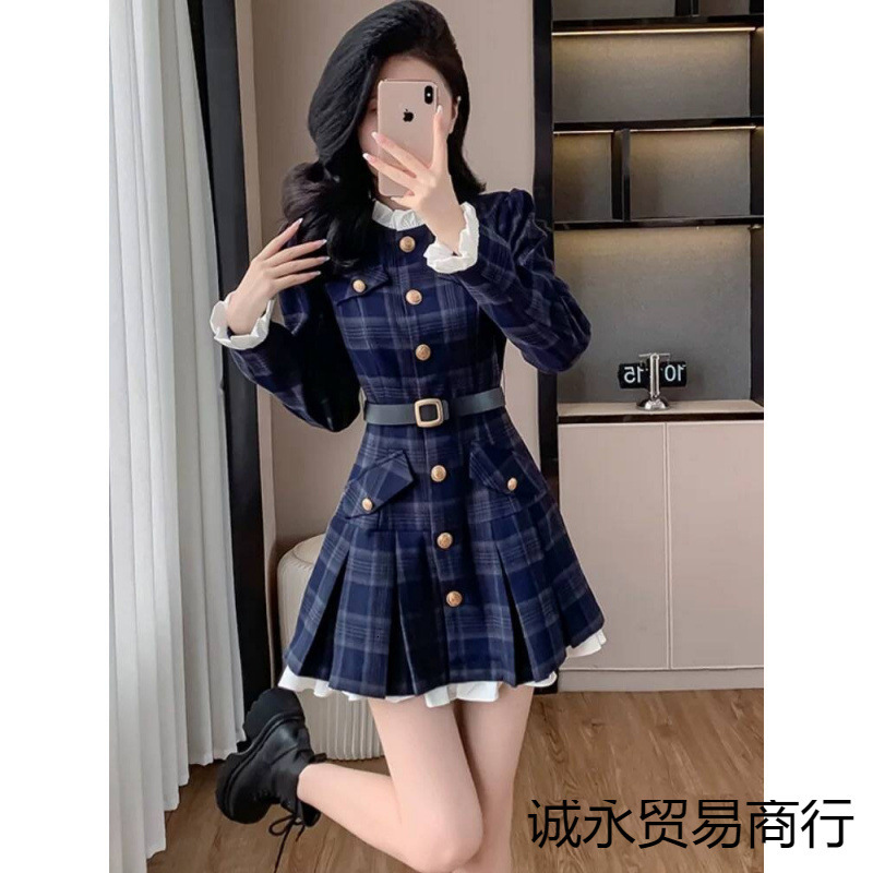 A Stylish And Elegant Long-sleeved Dress With A Fitted Waist And A Chic Golden Buckle Pattern, Designed With Vintage And High-end Elements.