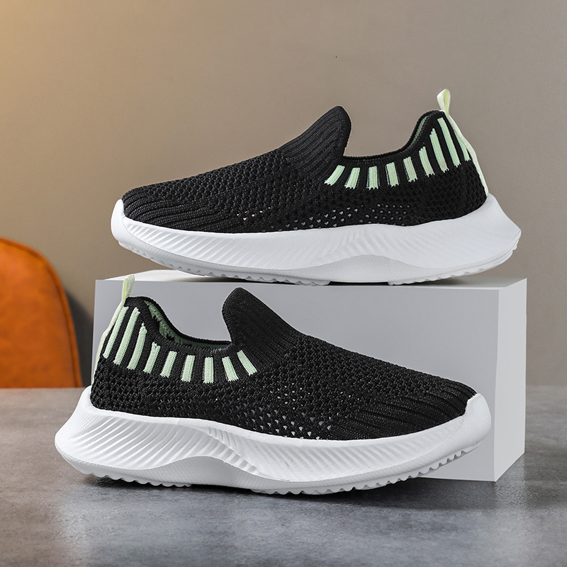 New children's mesh shoes for summer, breathable mesh surface, one foot kick, hollowed out sports shoes, mesh single mesh boys' shoes