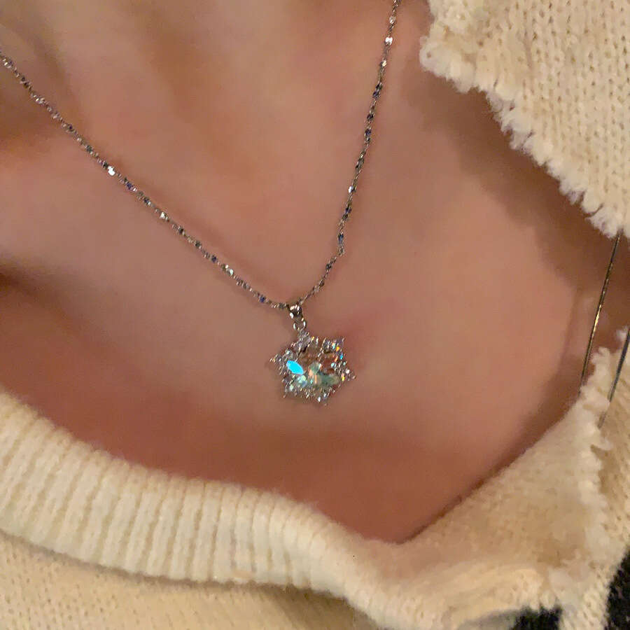 Sparkling Heart Exquisite Christmas Snowflake Ultra-Shiny Micro-Inlaid Necklace for Women Light Luxury Starry Sky Explosive Sparkle High-End Clavicle 