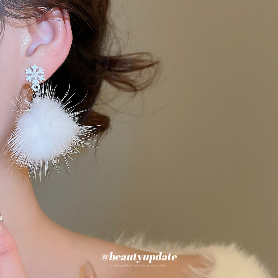 Silver needle snowflake wool ball pendant pearl earrings autumn and winter elegant temperament high-end earrings light luxury niche earrings women