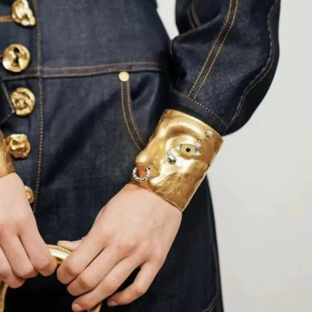 Vintage Metal Face Cuff Bracelet For Women Fashion Jewelry Gorgeous Girls Hand Open Bracelet Accessories 1PC 260104