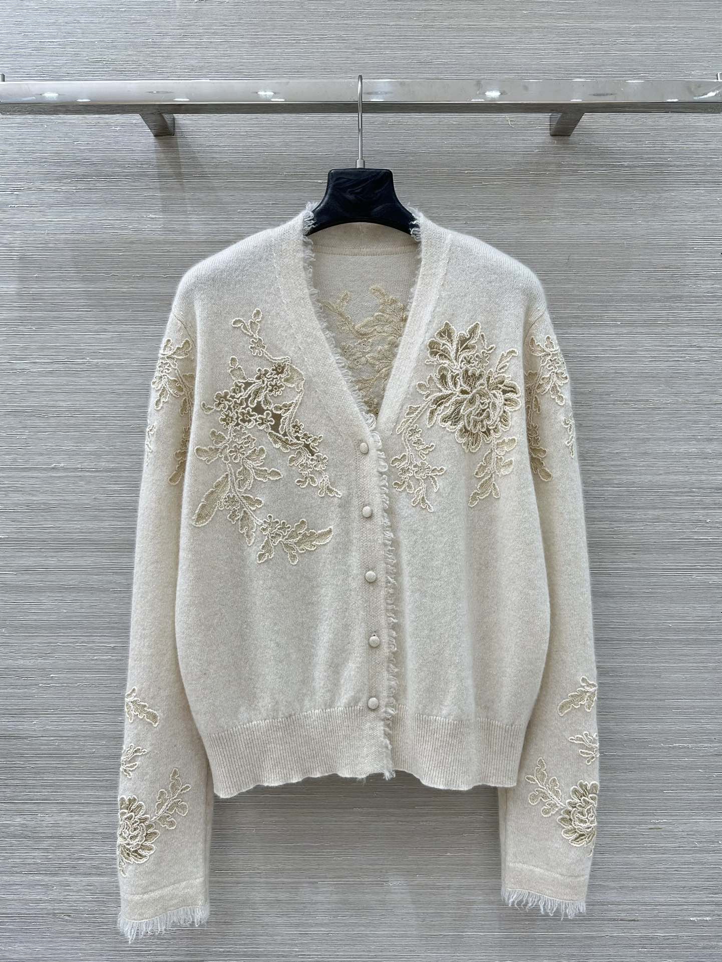 25 Autumn/Winter New Product Three Dimensional Pan Flower Embroidered Cashmere V-neck Small Cardigan