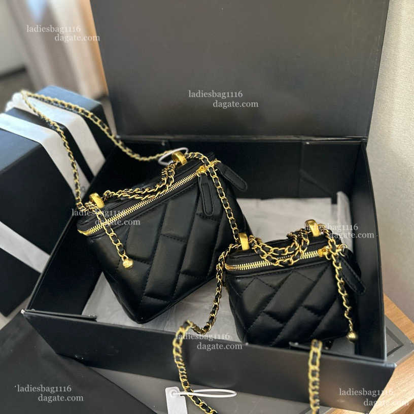 Designer Vanity Bag with Mirror Cosmetic Bags with Chain Strap Crossbody Bag High Quality Leather Bag Womens Make Up Case Small Handbag Mini Makeup Bag Vanity