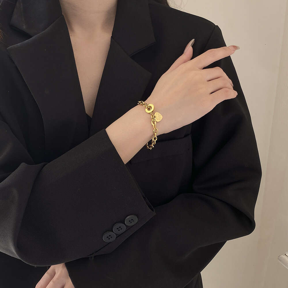 Free Shipping Women's Chain Bracelet Hot Sale Europea America INS Heart Stailess Jewelry Persoality Versatile Buckle Tredy Titaium Steel snap but