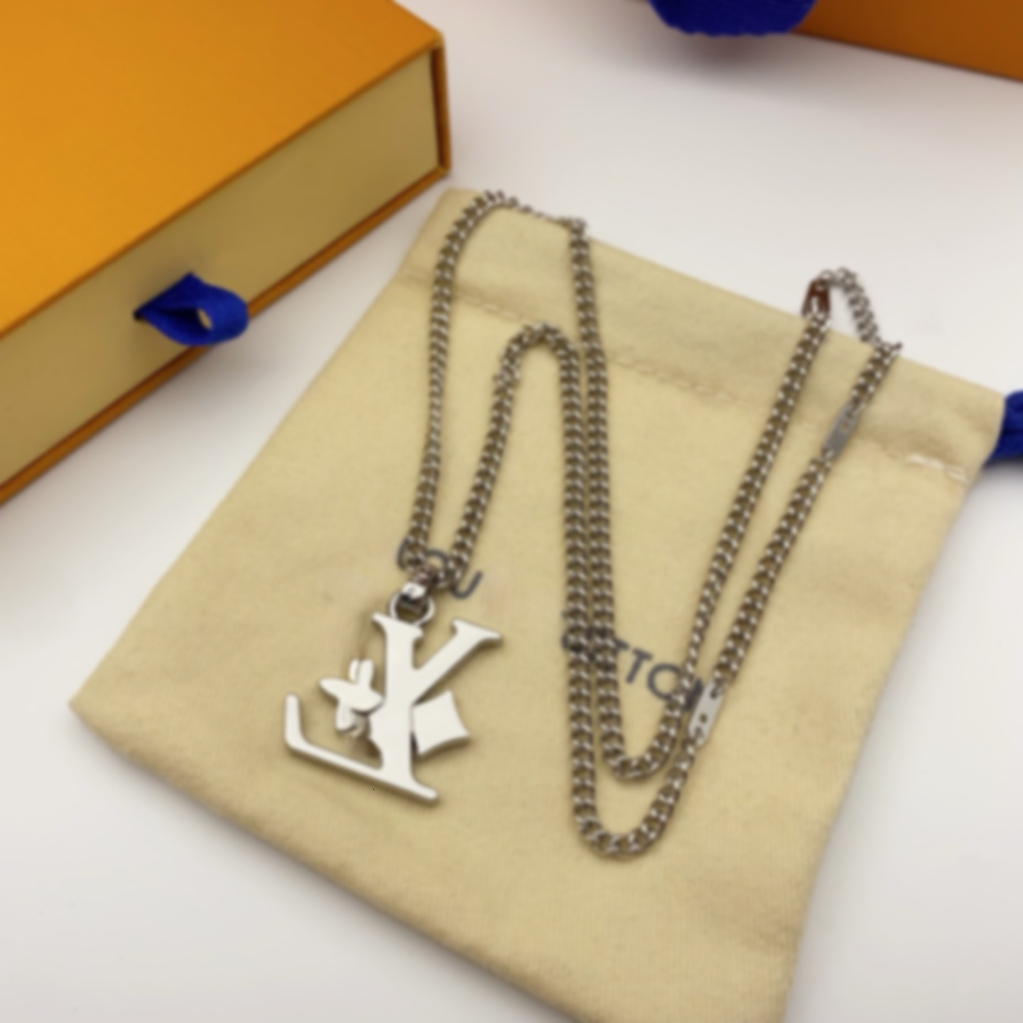 Designer Lvs Lousi L Lujia Enamel Rainbow Letter Beaded Decoration Four-Leaf Clover Vintage Necklace For Women Five-Flower Small Female Popular Design Fashion