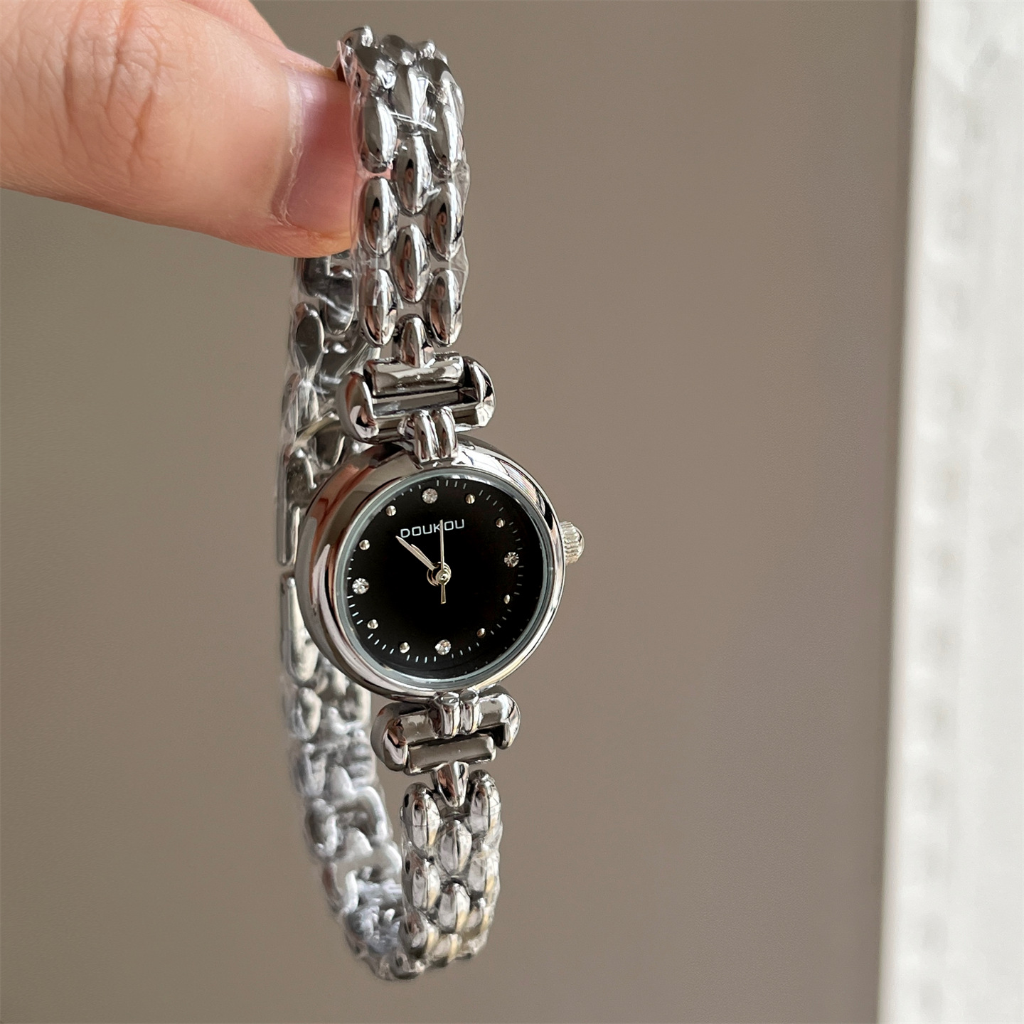 Light Luxury Vintage Small Fragrance Chain Watch Temperament For Ladies Delicate And Compact Temperament Versatile Womens Watch