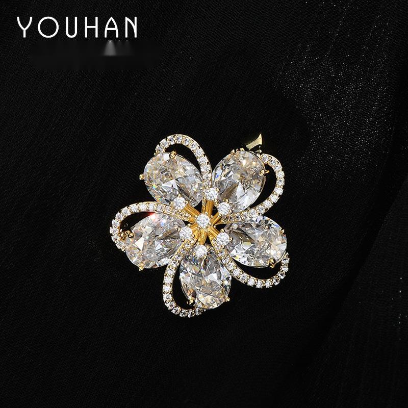High-End Five-Petal Flower Brooch 18K Gold Plated Shiny Fashion Retro French Style Micro-Inlaid Zircon Anti-Exposure Brooch Dress Accessory