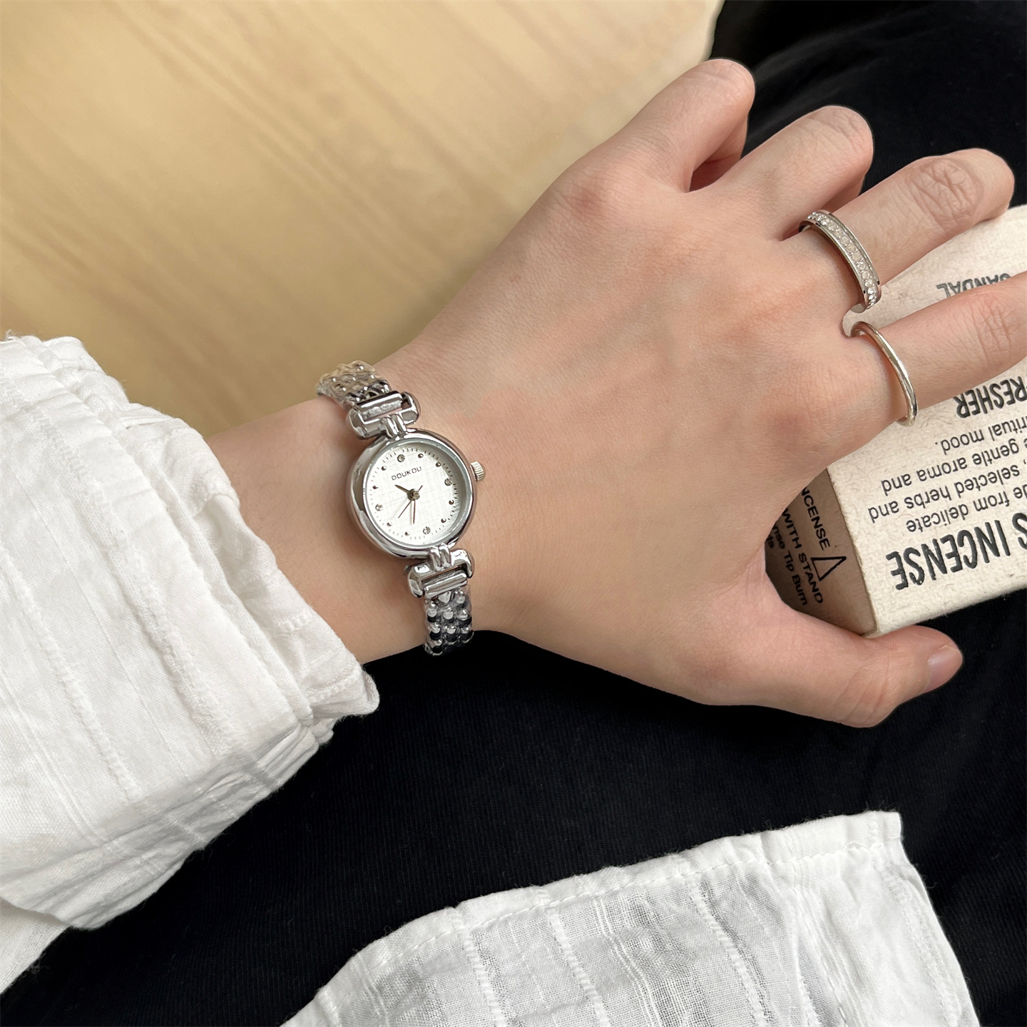 Light Luxury Vintage Small Fragrance Chain Watch Temperament For Ladies Delicate And Compact Temperament Versatile Womens Watch