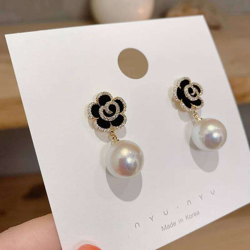 Temperament Black Rose Pearl Flower Atmospheric Three-dimensional Petals Women's Earrings