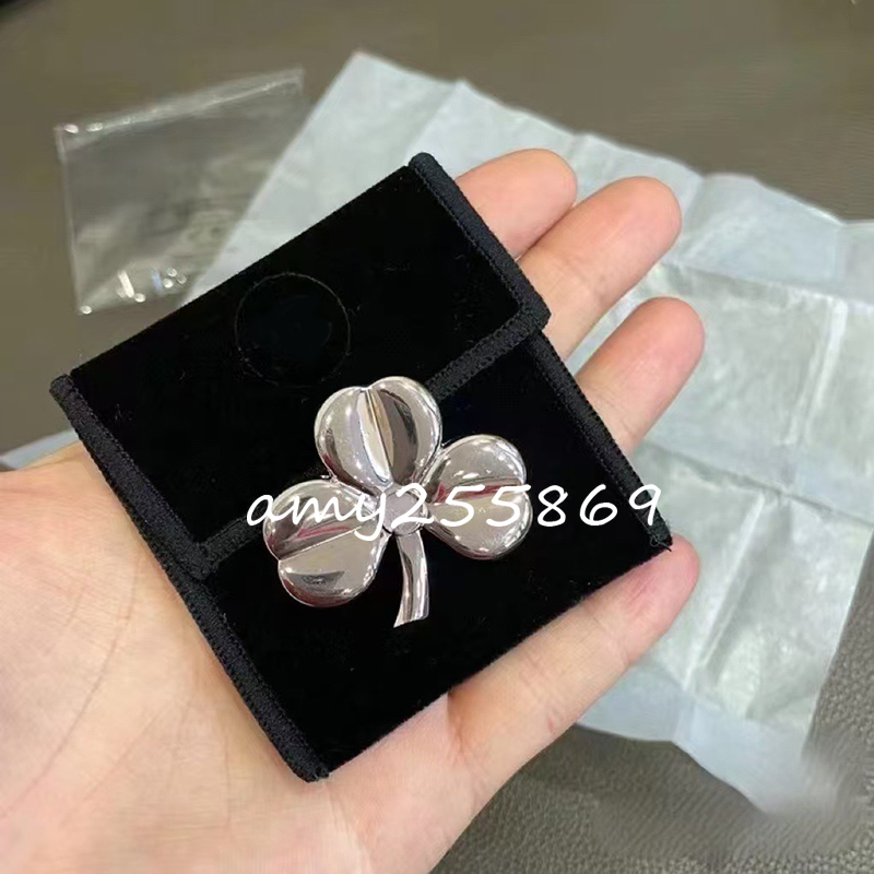 Party favor fashion clover brooches classic letter clothes pins for ladies favorite badges clothing accessories