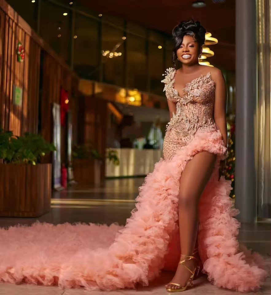 2026 Customized Luxury Pink Slit Ruffled Long Prom Dresses For Black Girls Pearls 3D Hand Flower Women Birthday Party Gowns African Evening Red Gala V