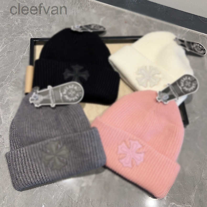 Mens Chrome Cap Womens Beanie Design Small Leather Label Cold Hat Casquette Luxury Winter Pullover Cuff Thickened Ear Protector Birthday Gift