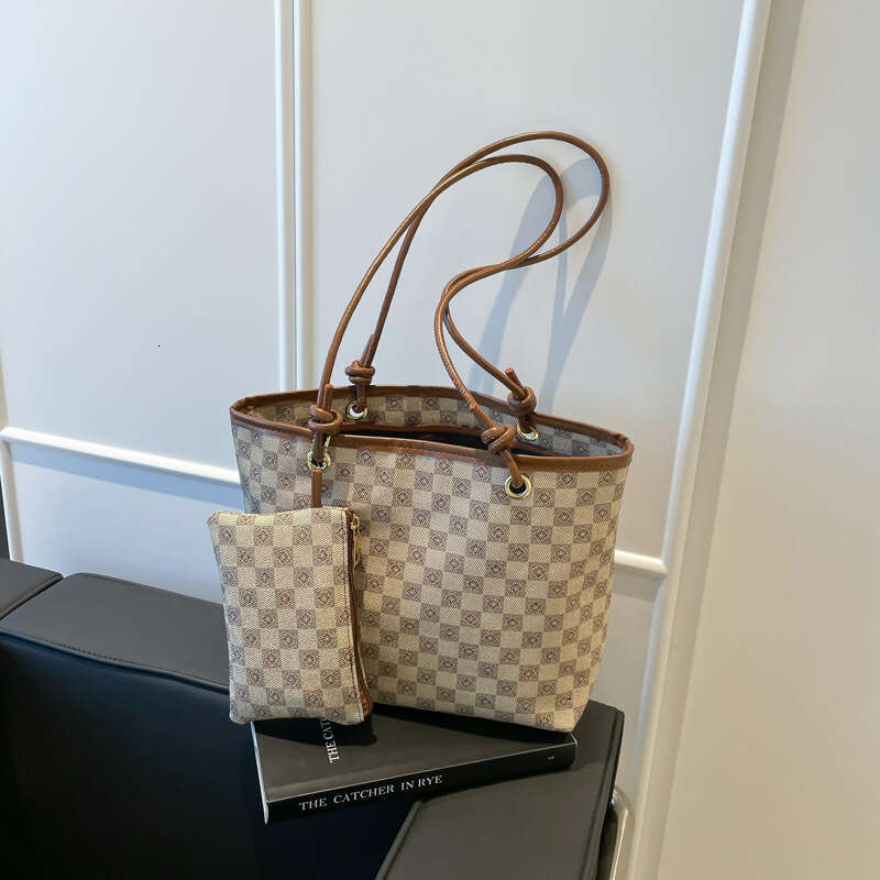 Large Capacity High-End Checkerboard Underarm 2025 New Versatile Fashion Commuter Women's Shoulder Bag Handbag