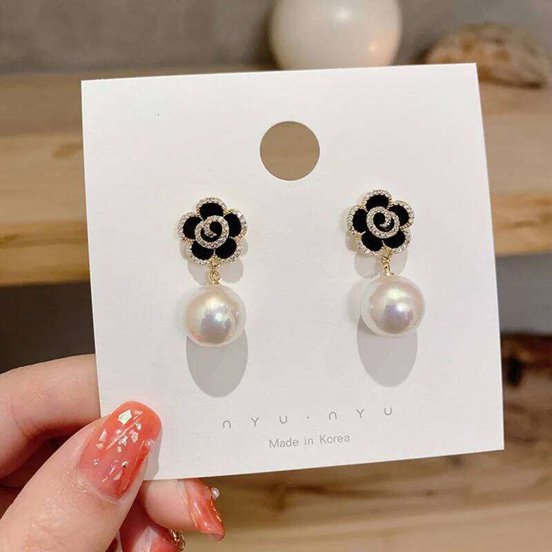 Temperament Black Rose Pearl Flower Atmospheric Three-dimensional Petals Women's Earrings