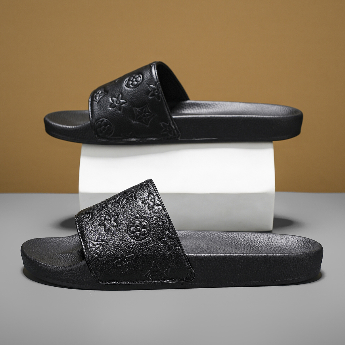 Free delivery Fashionable slippers for men wear outside anti-slip soft sole casual one-piece sandals