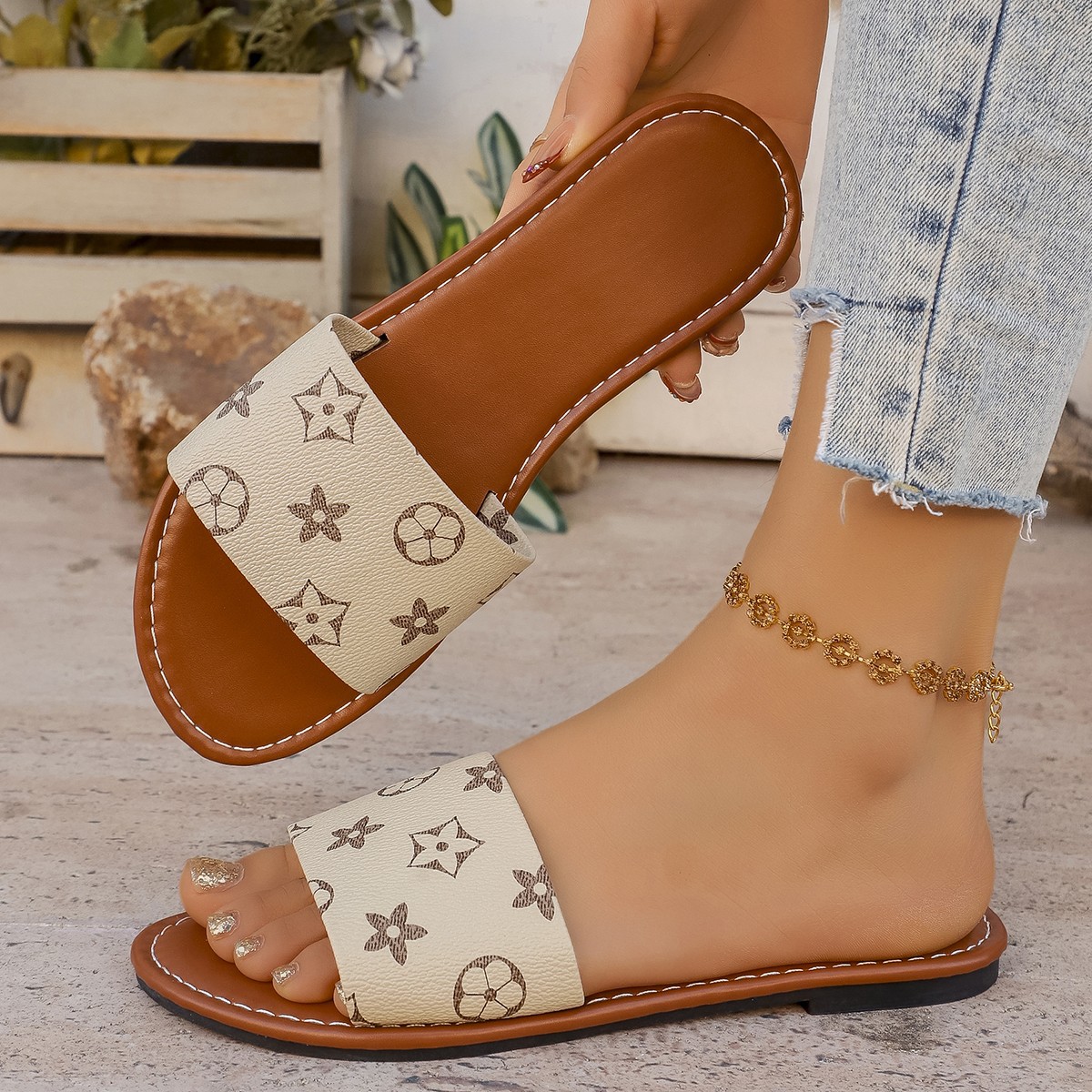 2026 new free shipping designer Slippers casual sliders for woman summer black white brown outdoor indoor sandals