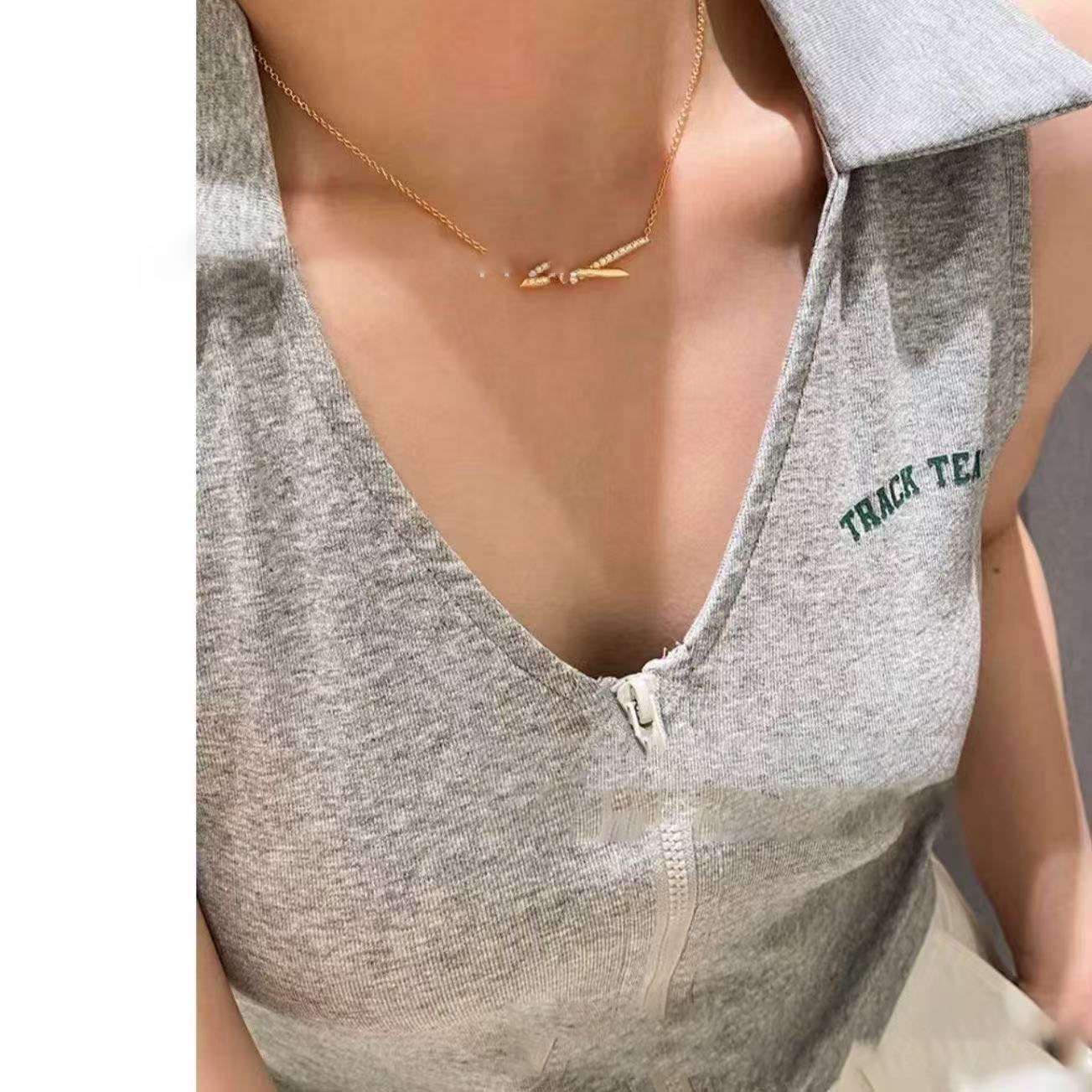Designer pendant necklace - exquisite brand knot necklace with twisted rope, smooth surface, half diamond knot, high-quality 18K gold plating. Versatile