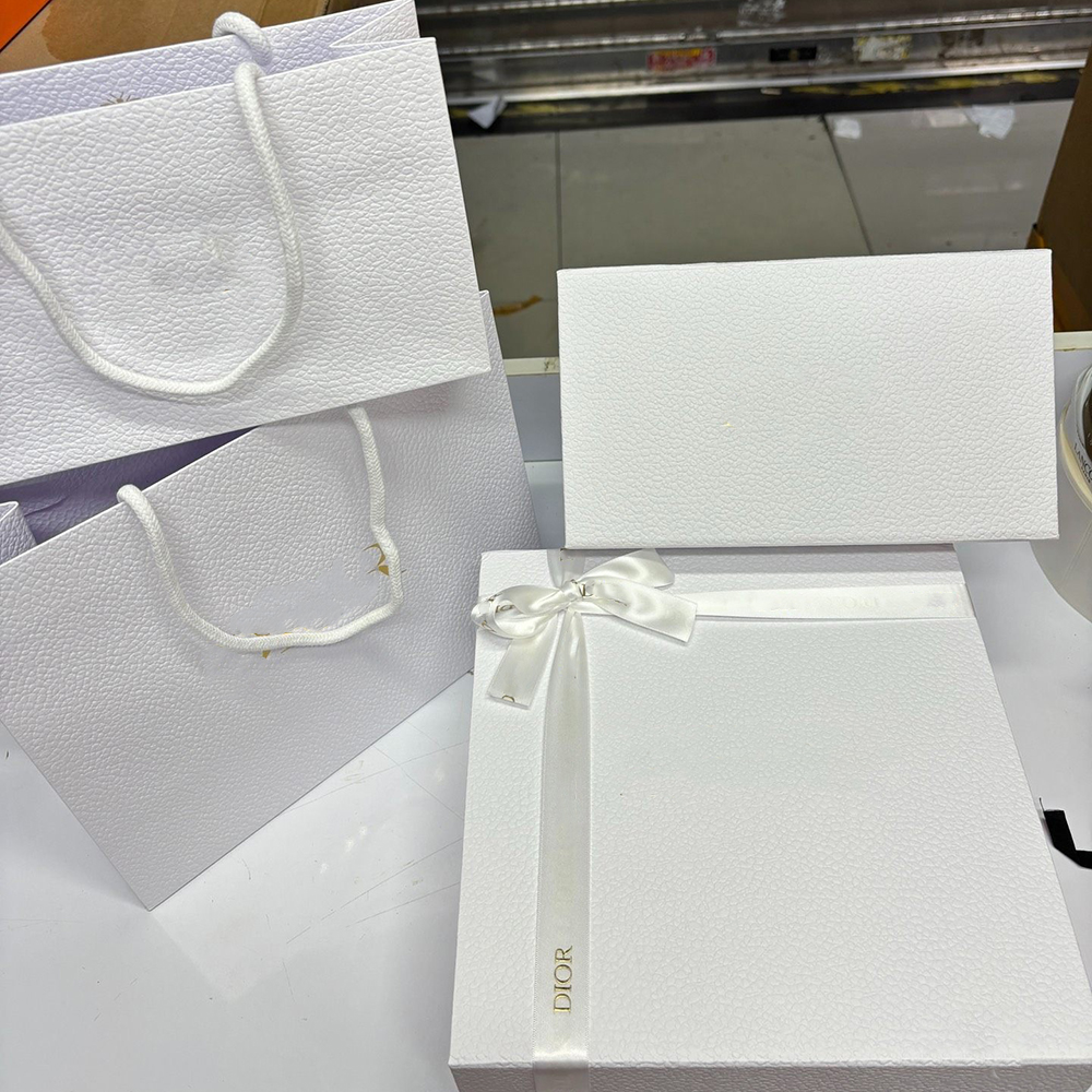 Gift Wrap White box bag for jewelry perfume t-shirt scarf shoes clothes handbag printed letters packing box with cards ribbon good quality
