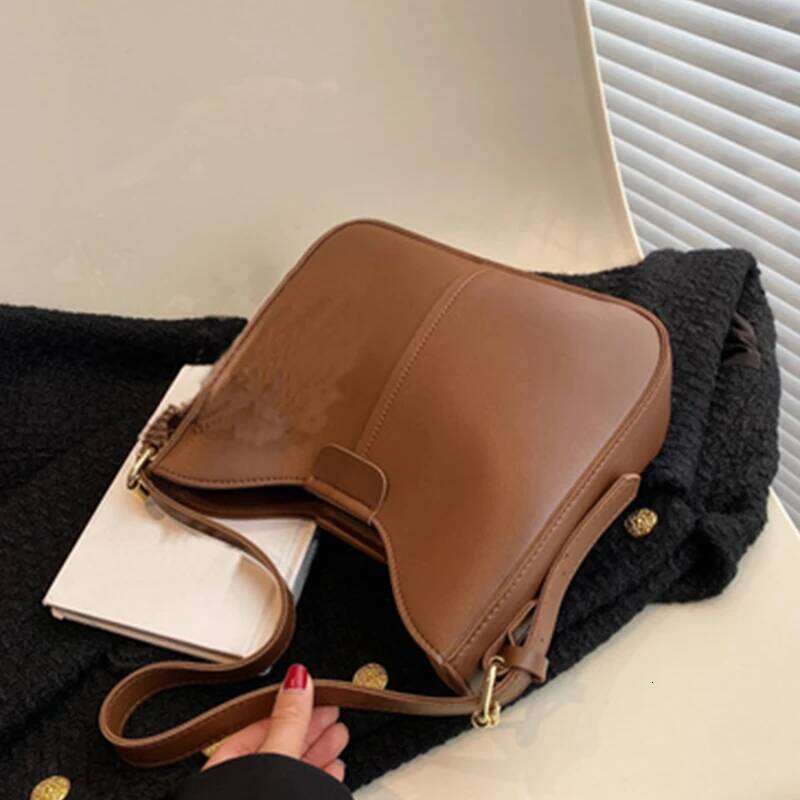 Neutral Crossbody Bag Men Women, Suitable for Daily Commuting Fashionable and Simple Single Shoulder Bag.