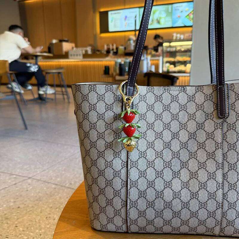 Cute Resin Simulation Fruit Strawberry Three-dimensional Jewelry Keychain Versatile Luggage Bag Pendant XJ260106